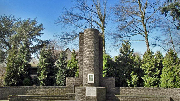 Joan Beuker monument