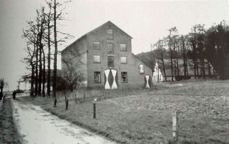 De-achterkant-van-het-graanpakhuis,-rechts-de-boerderij-van-Familie-Van-den-Born