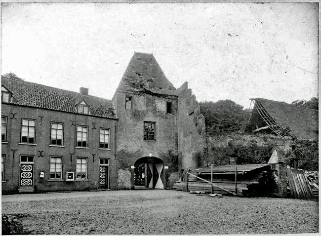 Hoofdtoegang-woning-en-stalgebouw-gezien-op-de-voorhof-tijdens-restauratie-opmerking-Gerestaureerd-1910-1915%29